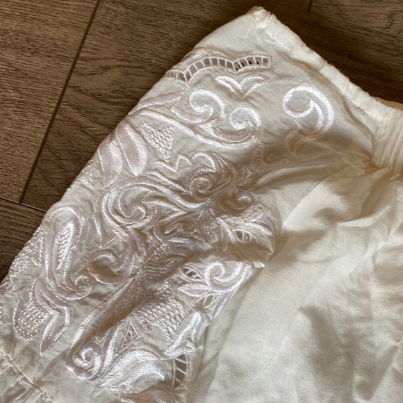 Intermix Aaron embroidered off shoulder top white lace bell sleeve Medium #U31 - Picture 9 of 9